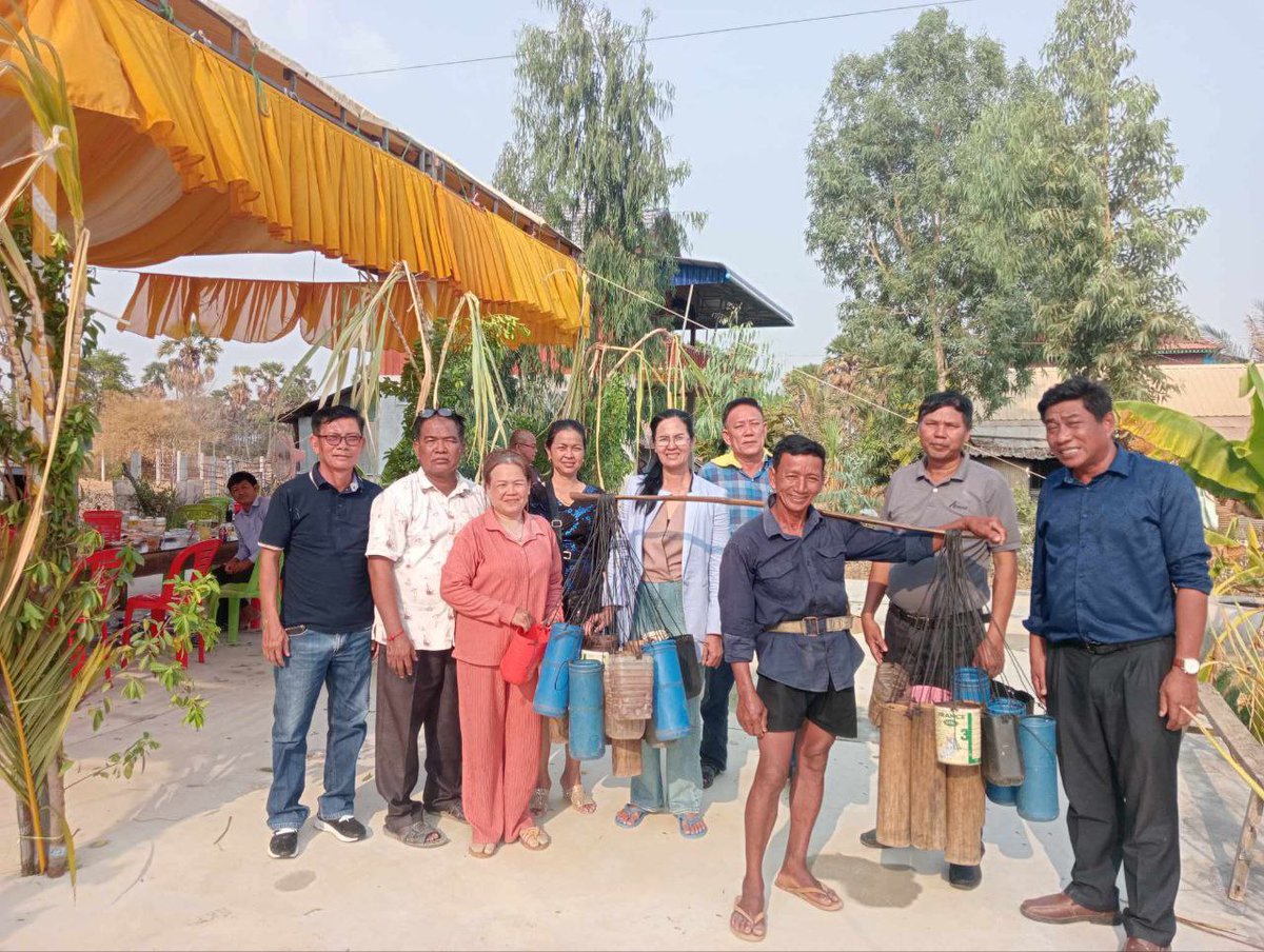 ChetPhirum's tweet photo. It`s great day! that I had small reunite with my high school friend(1992) most of them became primary school teacher and only one friend keep his work over 30 years, he clime the palm tree make sugar and make palm win. https://t.co/KZ7tovSAaF