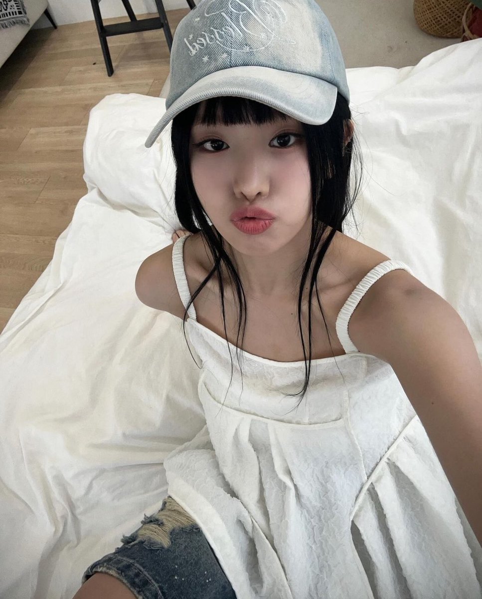 cinnachomp's tweet photo. day 2 ✮⋆˙

✮ looking for interactive moots 
✮ ‘01 liner | not new to #kpoptwt or #stantwt
✮ multistan: ggs and bgs
✮ ults: atz, loona, stayc, kiof 

♡︎ / ↺ to spread 

─── ⋆⋅☆⋅⋆ ── https://t.co/hD6XEkXpaS
