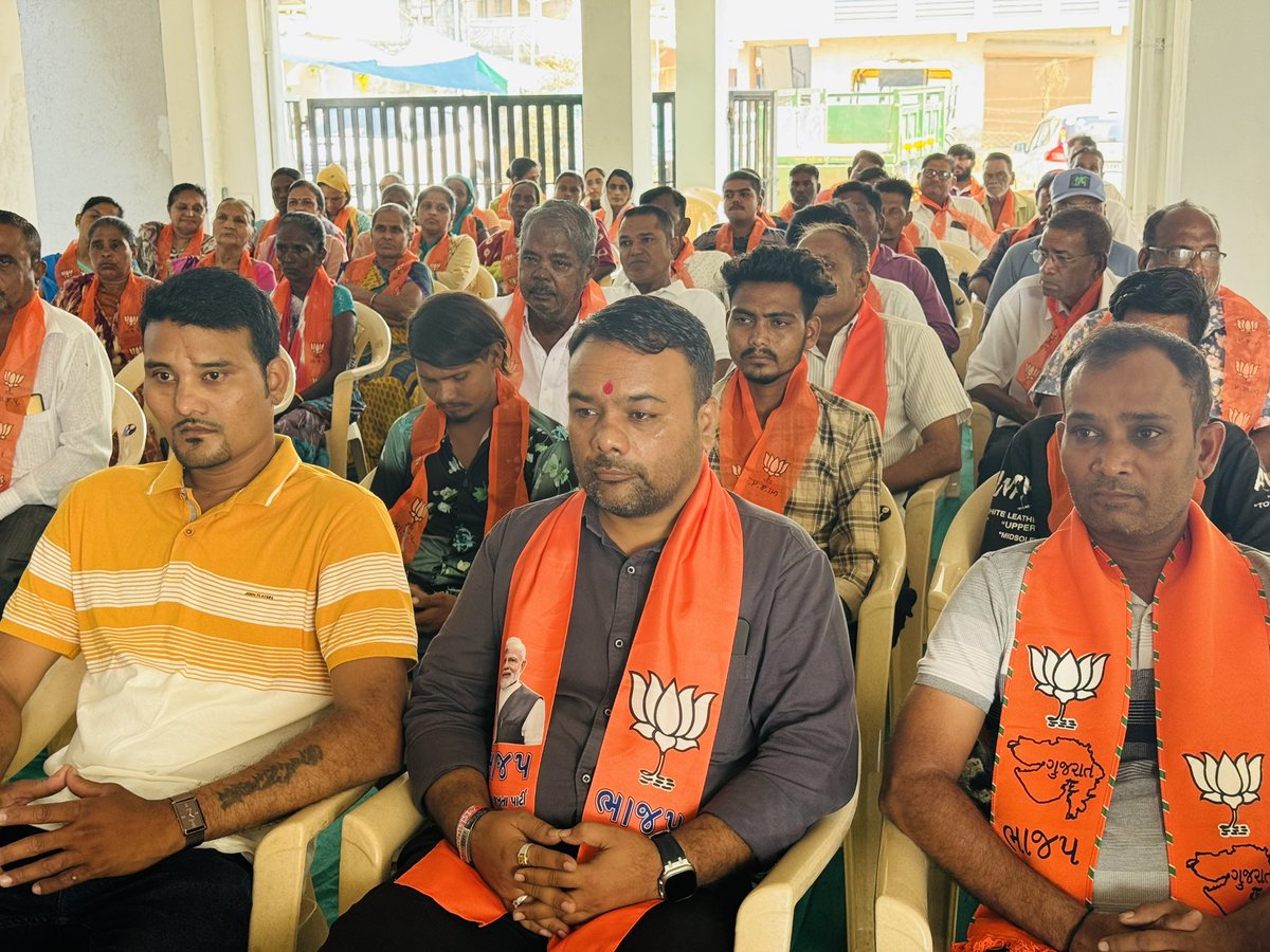 mali_animesh's tweet photo. “ હું છું મોદીનો પરિવાર “ “ મોદી પરિવાર સભા “ અંતર્ગત આજરોજ ઓલપાડ વિધાનસભાના વોર્ડ 1 ભેસાણ ગામ સુરત ખાતે આયોજિત મોદી પરિવાર સભામાં સ્થાનિક શક્તિકૅન્દ્ર અને બુથના રહેવાસીઓને મુખ્ય વક્તા @mali_animesh એ સંબોધિતકર્યાહતા.@narendramodi @AmitShah @JPNadda @blsanthosh #@AbkiBaar400Paar https://t.co/obr8zeuBsB