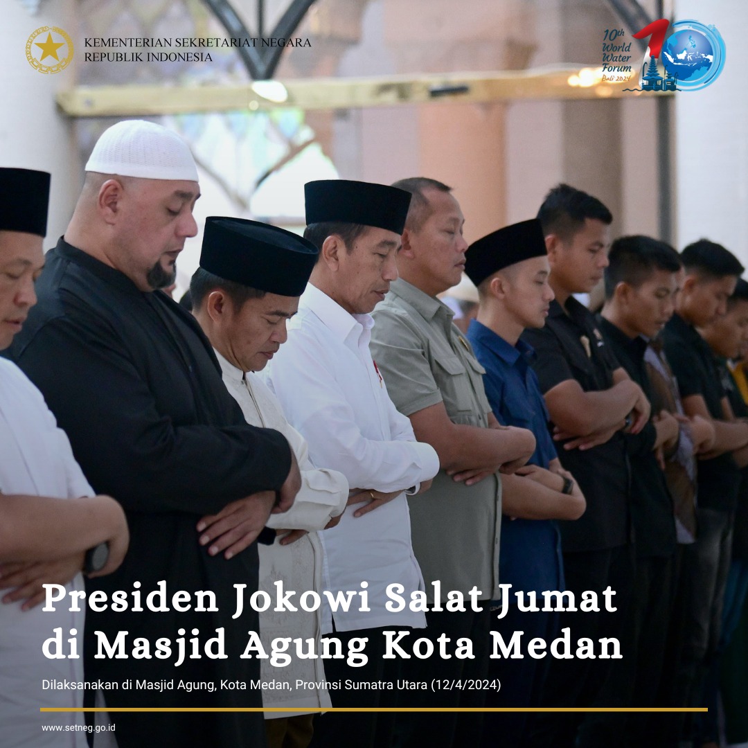 1. Presiden Joko Widodo melaksanakan ibadah salat jumat di Masjid Agung, Kota Medan, Provinsi Sumatra Utara, Jumat (12/4).