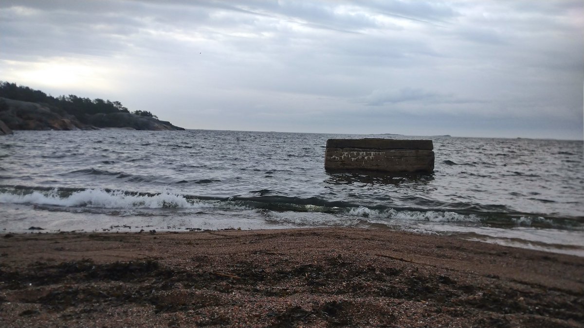 Rannikolla kevääseen kuuluu railakas tuuli ja koleus. Minulle kevät tulee juuri tästä tuulesta, lokkien huutelusta ja Hangossa meriharakoista. Aallot huljuttivat niin, että nauratti, ei mikään hellä herätys vaan hyvää ravistelua 💦 #aamupulahdus