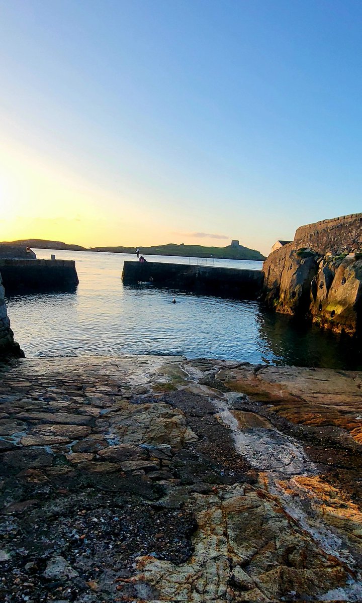 Gorgeous sunrise this morning at 🏊 #coliemoreharbour @DalkeyF @deric_tv @Independent_ie @irishdailymail @DiscoverIreland @TourismIreland @TodayFM @WeatherIreland