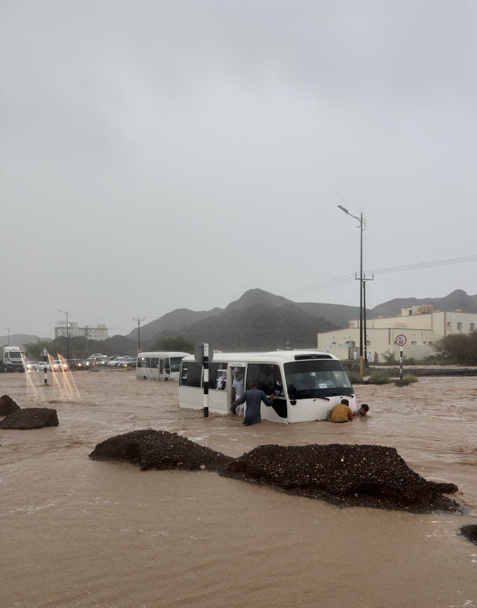 UsamaAlRahbi's tweet photo. وزارة التربية والتعليم 
تتحمل المسؤولية الكاملة عن هذا الوضع اللي صاير ! 

كارثة وفشل في أدارة الوضع 

#منخفض_المطير https://t.co/sKWwEbPlCI