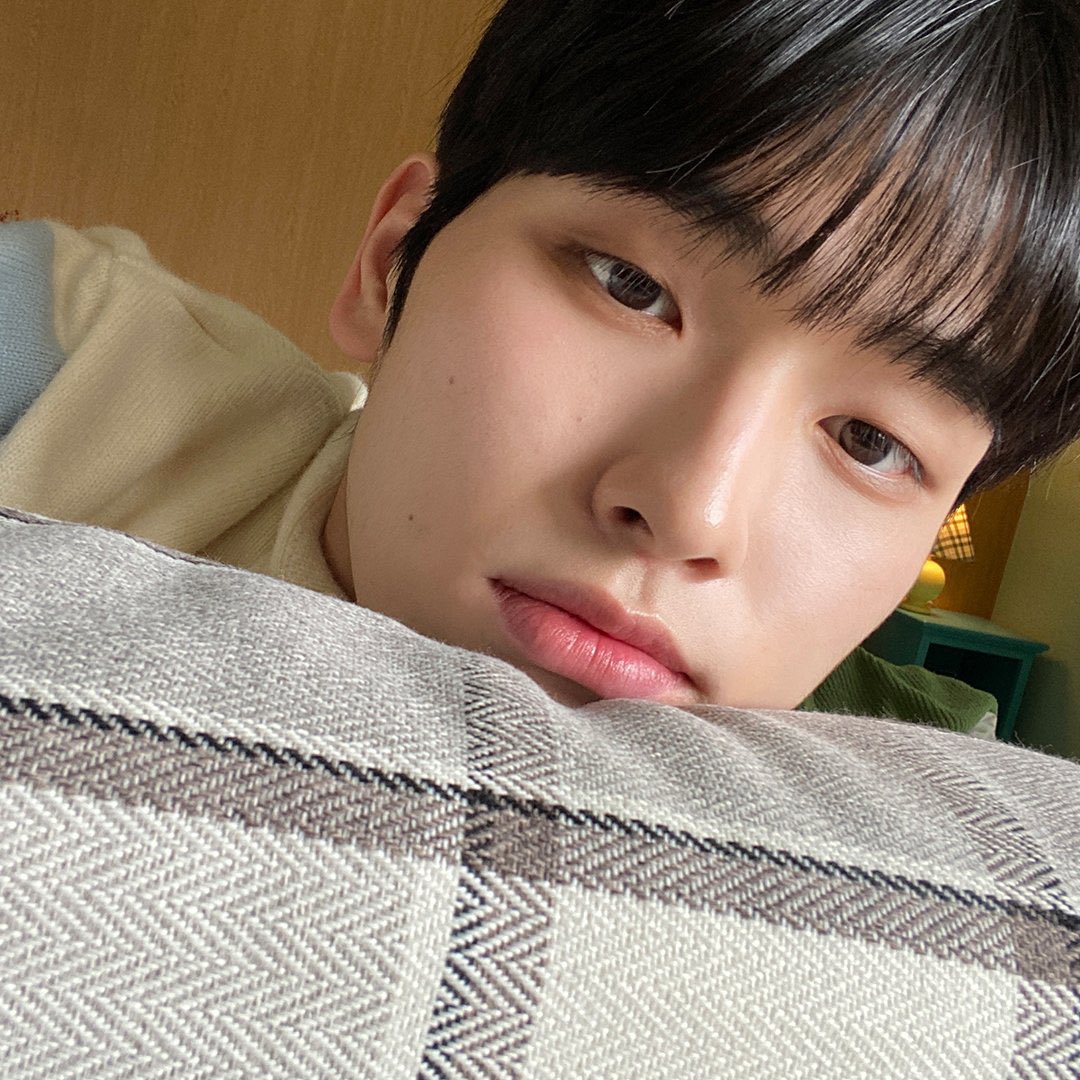 earmacy's tweet photo. 스페셜 리워드로 바가지머리 셀카 두장 !!✨ https://t.co/aU9D8hoPe9