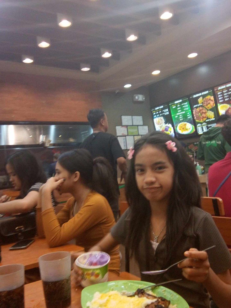 Jayson7724's tweet photo. #NationalHaloHaloBlowout2024 #ILoveMangInasal  
Overload at creamy na halo- halo kaya talagang Kikiligin ka sa sarap
 Only at @MangInasalPH 🫶
 Treat ko daw sya kase matataas grades nya. You deserved it my daughter.💞 https://t.co/EPIGSBjcbj