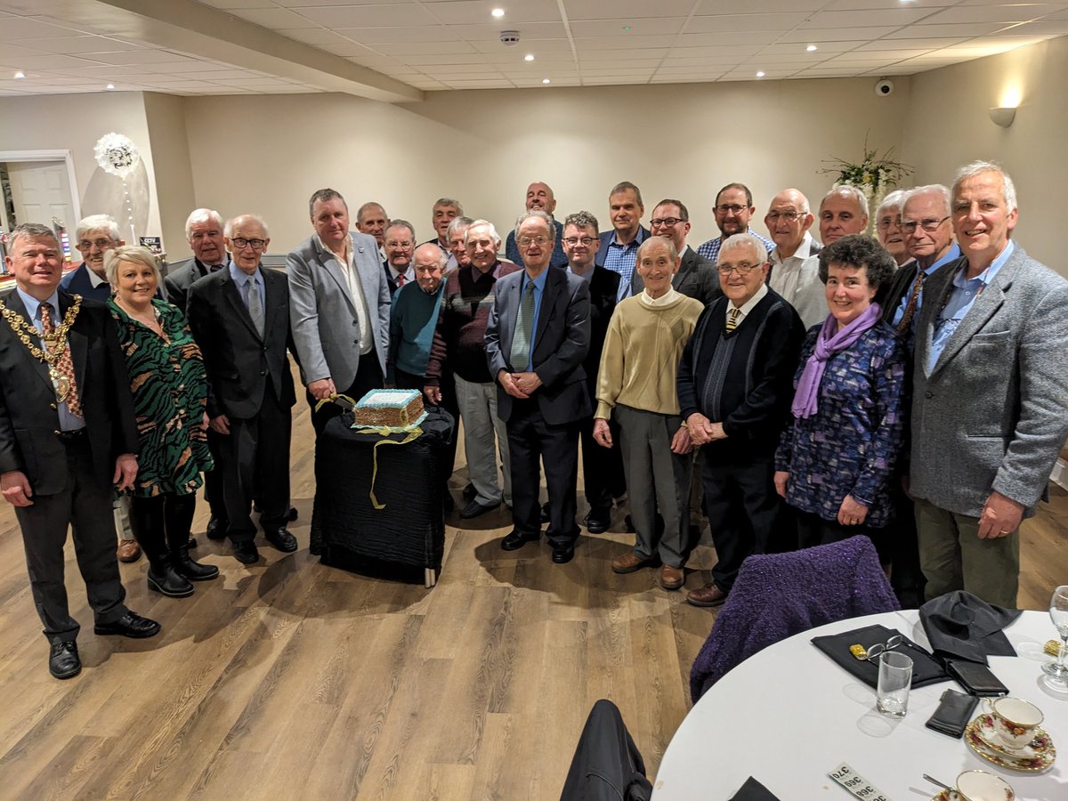 Cinio gwych yn Llew Du neithiwr i ddathlu 60 mlynedd y côr