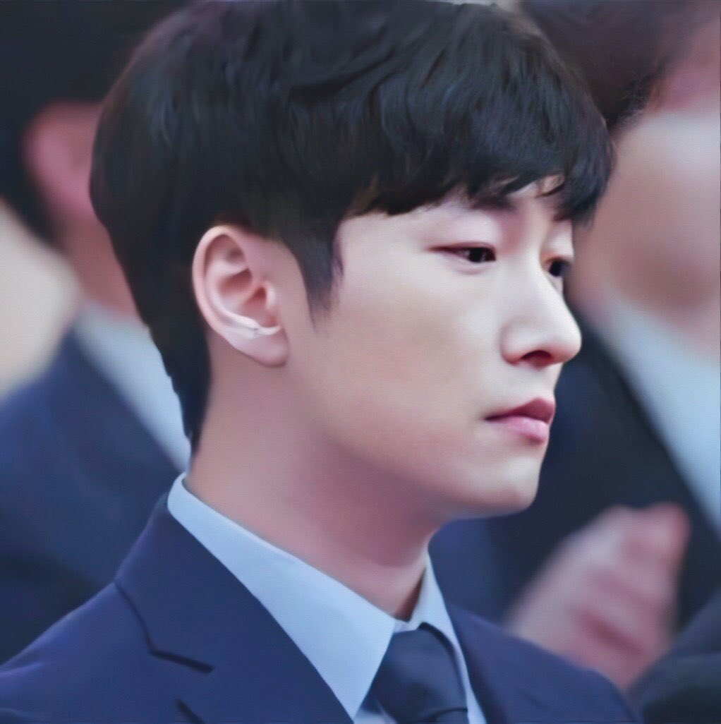 chosww's tweet photo. 이랬던 시목이가                       이렇게 된다는
비숲 3 주시면 안댑니까 https://t.co/BVQmNTKea8