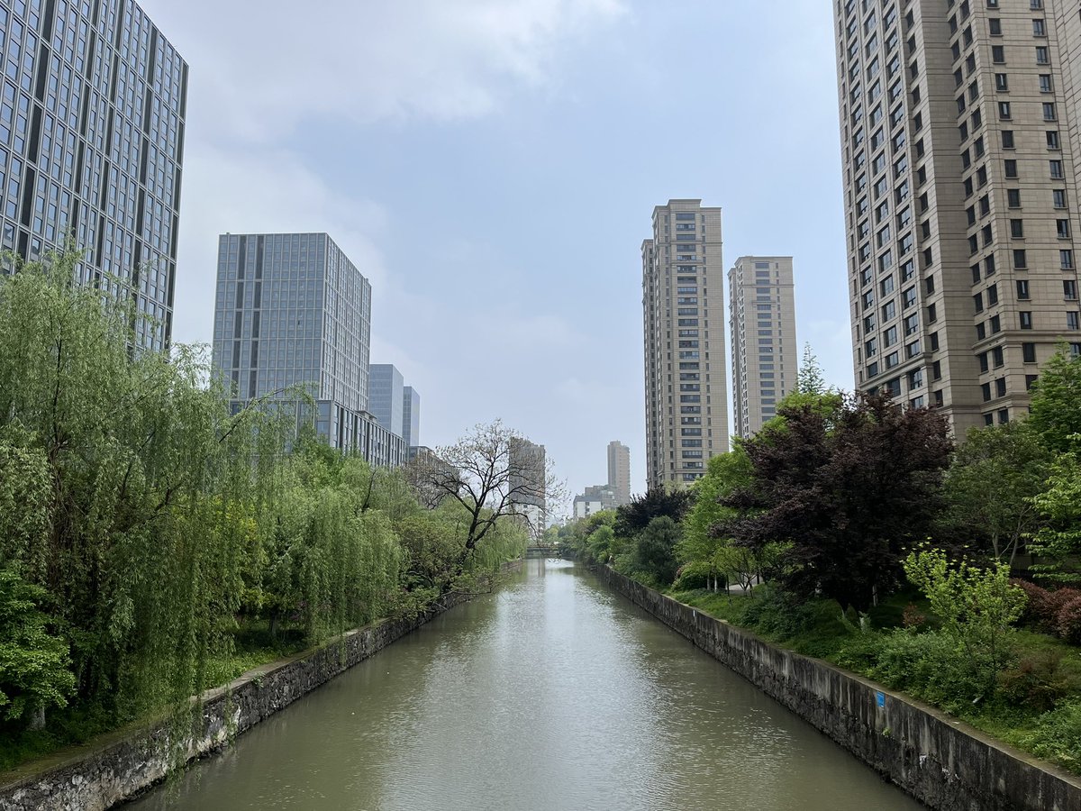 Hangzhou, China urbanism (under appreciated) thread: First, towers in parks and along well-used dedicated biking/walking trails running next to the many rivers. SO MUCH greenery, shade, and water absorbing soil. So quiet and peaceful. 1/n