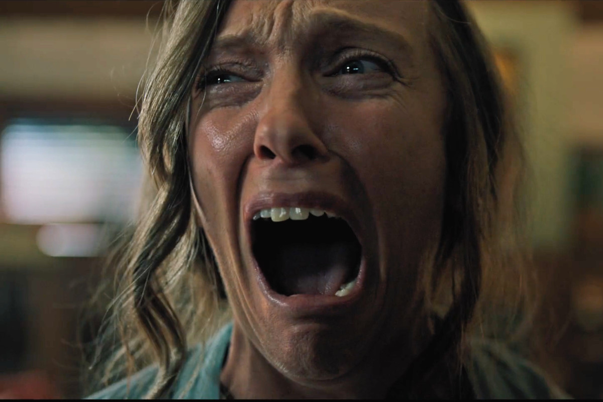 BrunetPau's tweet photo. “Hereditary” es un triunfo del cine de terror y una de las mejores películas del género en los últimos años.

El debut de Ari Aster fue producido por A24 con un presupuesto de 10 millones de dólares, lo cual representó el proyecto más ambicioso del mini-estudio hasta ese momento, conocido principalmente por la distribución de producciones independientes. Entre las películas que había producido previamente se encontraba "Moonlight", ganadora del Oscar a la mejor película en 2016.

#Hereditary se estrenó en Sundance y logró un inmediato éxito en ventas internacionales y críticas positivas. A partir de ahí, comenzó a generar gran expectación antes de su estreno en cines estadounidenses el 8 de junio de 2018. El estreno fue el más ambicioso de A24 hasta esa fecha, con 2.964 salas y proyecciones similares a las de "The Witch" (2016) y "It Comes at Night" (2017), con cifras estimadas entre 6 y 8 millones de dólares.

La película sorprendió al recaudar 1.3M$ en los previos del jueves y 4 millones más durante el viernes. El fin de semana terminó en los 12M$ (13.3 millones incluyendo las previas), estableciendo un récord para A24.

"Hereditary" se benefició de un sólido boca a oreja y un fuerte fanbase, lo que contribuyó a su éxito continuo en taquilla durante las semanas siguientes. Finalmente, la película terminó su carrera comercial en Estados Unidos con 44.1M$, más de tres veces la cifra inicial.

Curiosamente, el filme obtuvo una baja calificación de D+ en CinemaScore, lo que demuestra la brecha que a veces tiene este medidor a la hora de ser un baremo para el cine de género o más especializado.

El éxito viral de "Hereditary" también impulsó su recaudación internacional, alcanzando 38.8 millones de dólares en todo el mundo. 

En España, se estrenó a finales de junio a través de @DeAPlaneta, atrayendo a 313.000 espectadores y generando 1.8 millones de euros, siendo el cuarto mercado internacional más exitoso después del Reino Unido, México y Australia.

"Hereditary" fue uno de los mayores éxitos de A24, logrando una sólida recaudación internacional y beneficios significativos en taquilla. Posteriormente, las explotaciones en otras ventanas fueron igual de potentes. 

Veremos donde dejará el tiempo a "Hereditary", pero su potente puesta en escena y combinación de horror fantástico y melodrama familiar son elementos muy atemporales.

#Horror #Terror #Cine #A24