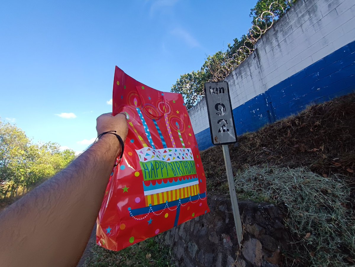 dannielcox's tweet photo. Si un día dudas cuánto te quiero, espero recuerdes que hoy recorrí más de 180km ida y vuelta, solo para darte un regalo y un beso de cumpleaños 🎂☺️ https://t.co/j5w1xan34J
