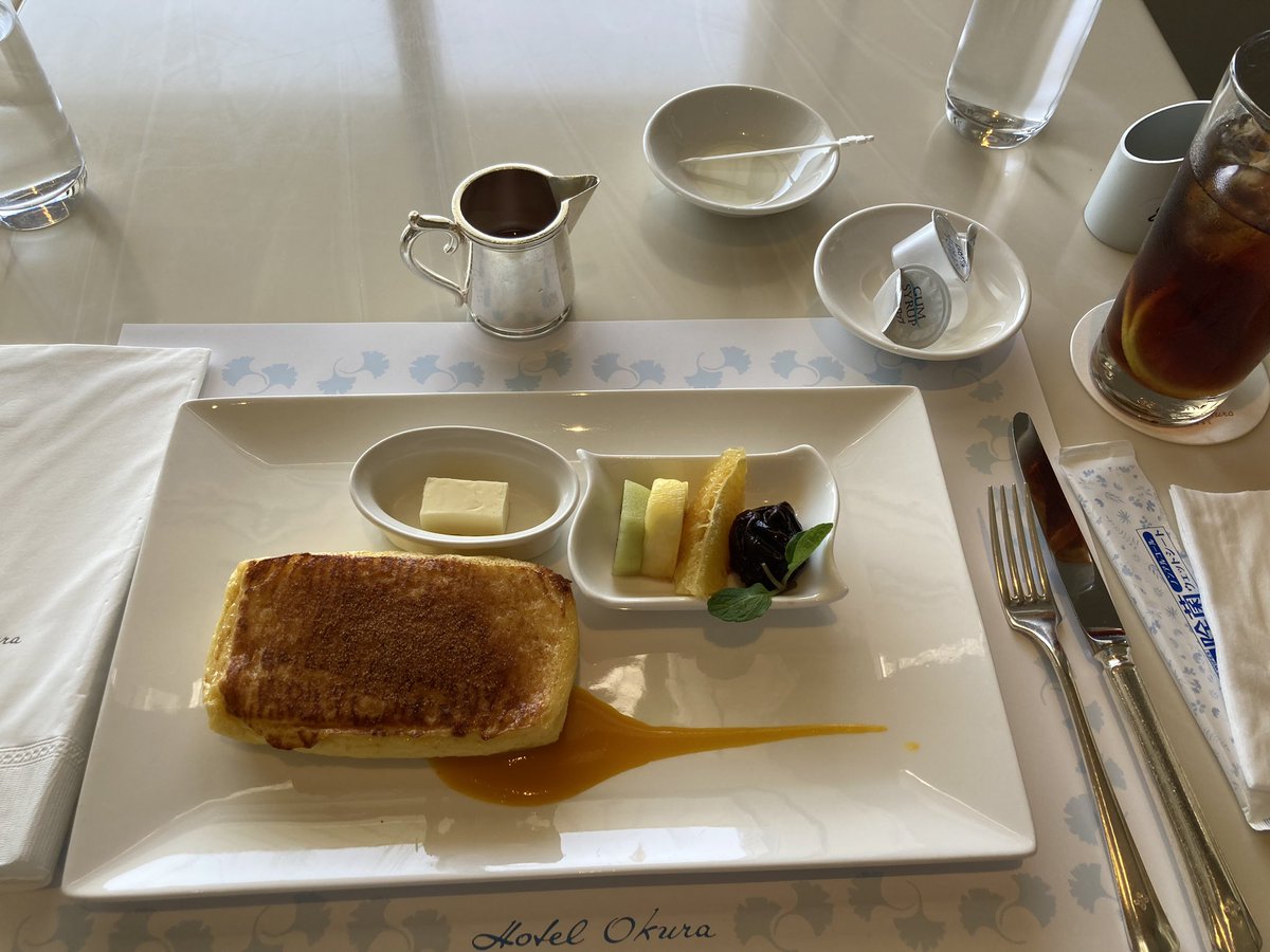 朝食ホテルオークラ
『フレンチトースト』2300円(´⊙ω⊙`)

大好きな彼氏と今日は朝からゆっくりとした時間過ごしてます😊
って書いてって言われたので書きました