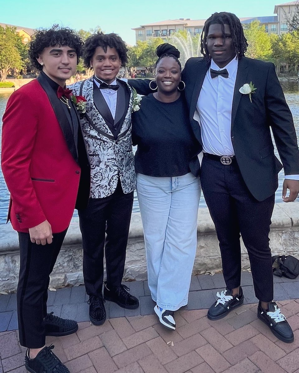 lacherylnicole's tweet photo. Prom with a few of my favs! #classof2024 #nextstopgraduation https://t.co/i6bzpbMrEH