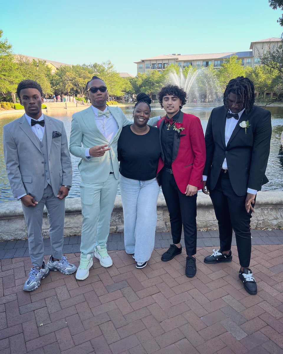 lacherylnicole's tweet photo. Prom with a few of my favs! #classof2024 #nextstopgraduation https://t.co/i6bzpbMrEH