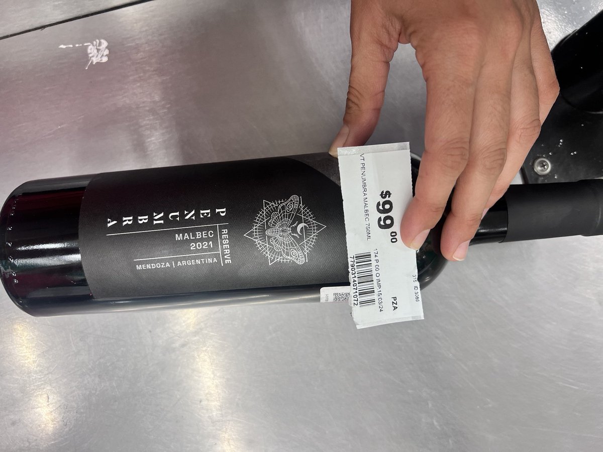 En Soriana las rosas, Guadalajara a la hora de marcar el precio de la botella dijeron que tendríamos que pagar $199 cuando la etiqueta dice $99. Comentaron que no es el mismo folio así parece que quieren engañar al cliente !!! <a href="/TiendaSoriana/">Soriana</a> <a href="/OrgSoriana/">Organización Soriana</a> <a href="/Profeco/">Profeco</a>