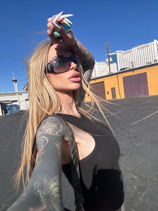 Melting in Vegas https://t.co/MQkVs92SPy