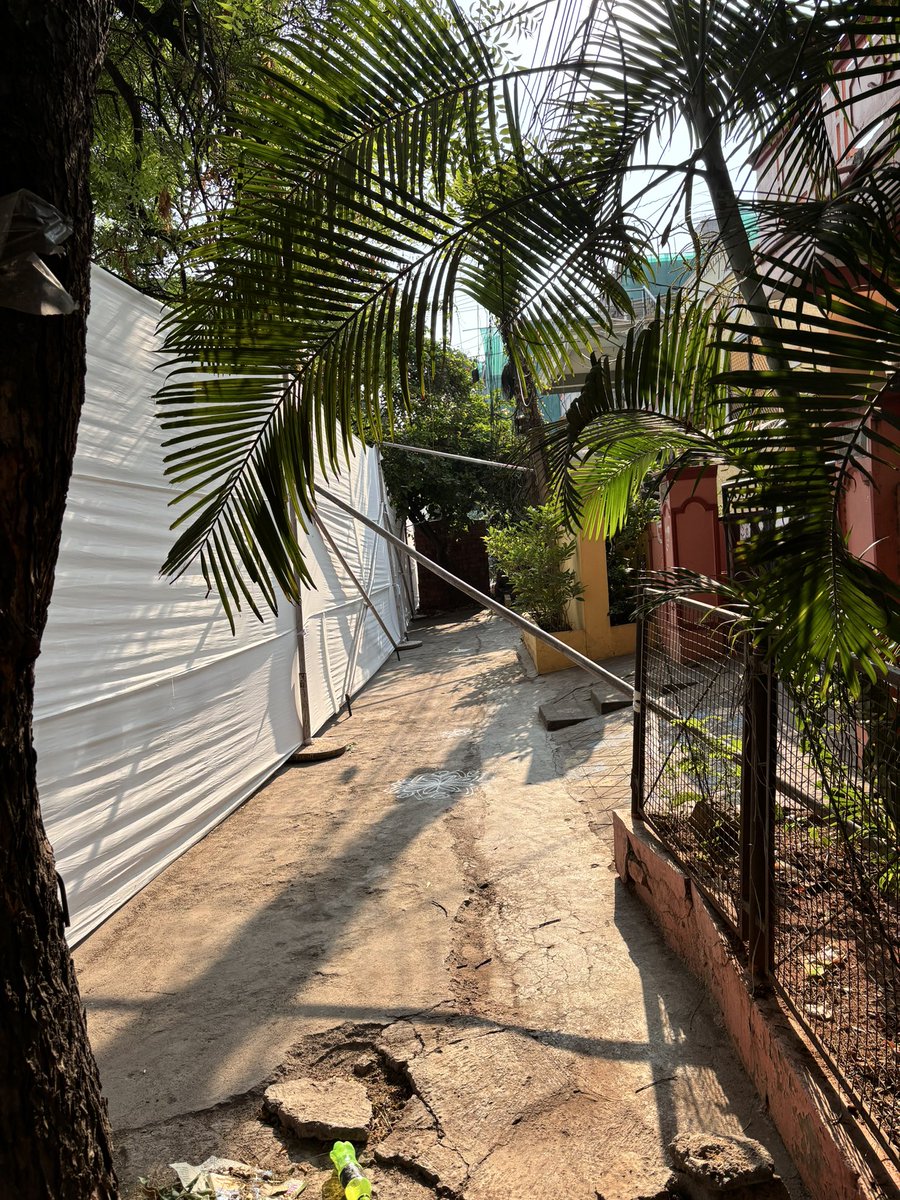 KothiDayakar's tweet photo. @HYDTP 
Road compltely blocked by some one at Green Hills colony Road No.1, Kothapet, Near victoria memorial metro Station, pedestrians also take diveretion to move their destination. 

Take initiative do public free moving the Roads https://t.co/Qu3awwsg6u