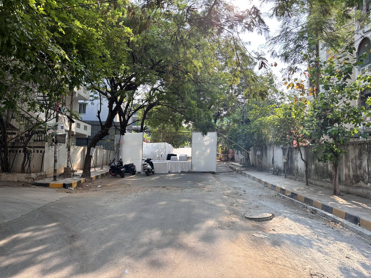 KothiDayakar's tweet photo. @HYDTP 
Road compltely blocked by some one at Green Hills colony Road No.1, Kothapet, Near victoria memorial metro Station, pedestrians also take diveretion to move their destination. 

Take initiative do public free moving the Roads https://t.co/Qu3awwsg6u