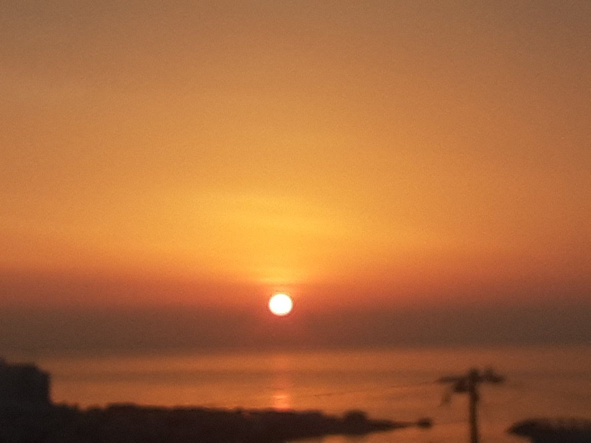 SOUNDART0727's tweet photo. すみません、ご無沙汰しております😓
皆様、お元気にされておりますでしょうか？😊
バタバタ日常生活送る中、変わらず元気にしております。
いつもありがとうございます😊✨💗

先日、何年ぶり？かに
出てきました😓💦

#朝日
#カコソラ
#SOUNDARTchannel https://t.co/RXbQFwobVK