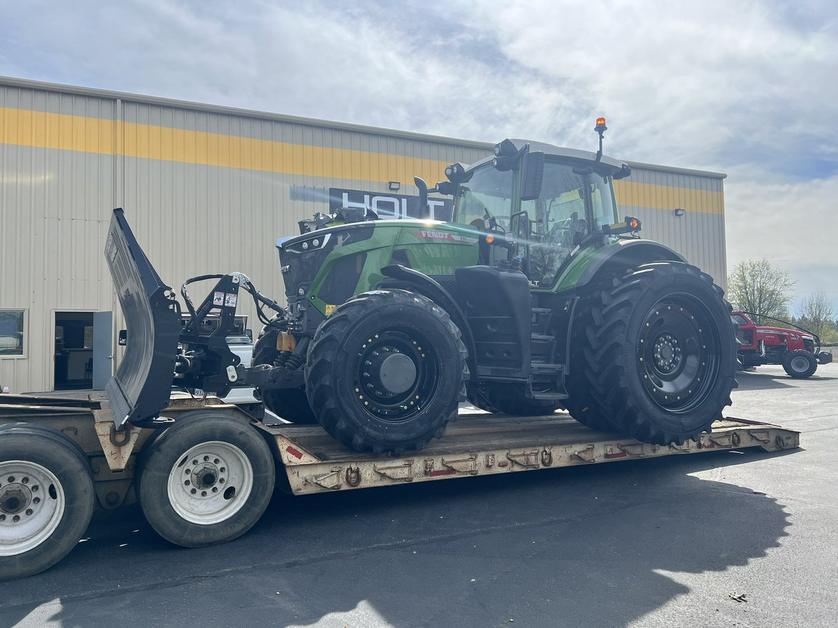 Ready to start pushing cow chow. #fendt #grouser #FT930G7