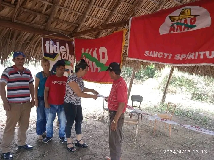 Como parte del trabajo con los niños y el 65 Aniversario de la Ley de Reforma Agraria,la CCS 1ro de Enero de #SanctiSpíritus se inaugura la Campiña Pioneril para impartirá el Círculo de Interés 'Protección y Seguridad del Suelo' en Tayabacoa. #SanctiSpiritusEnMarcha #AnapCuba