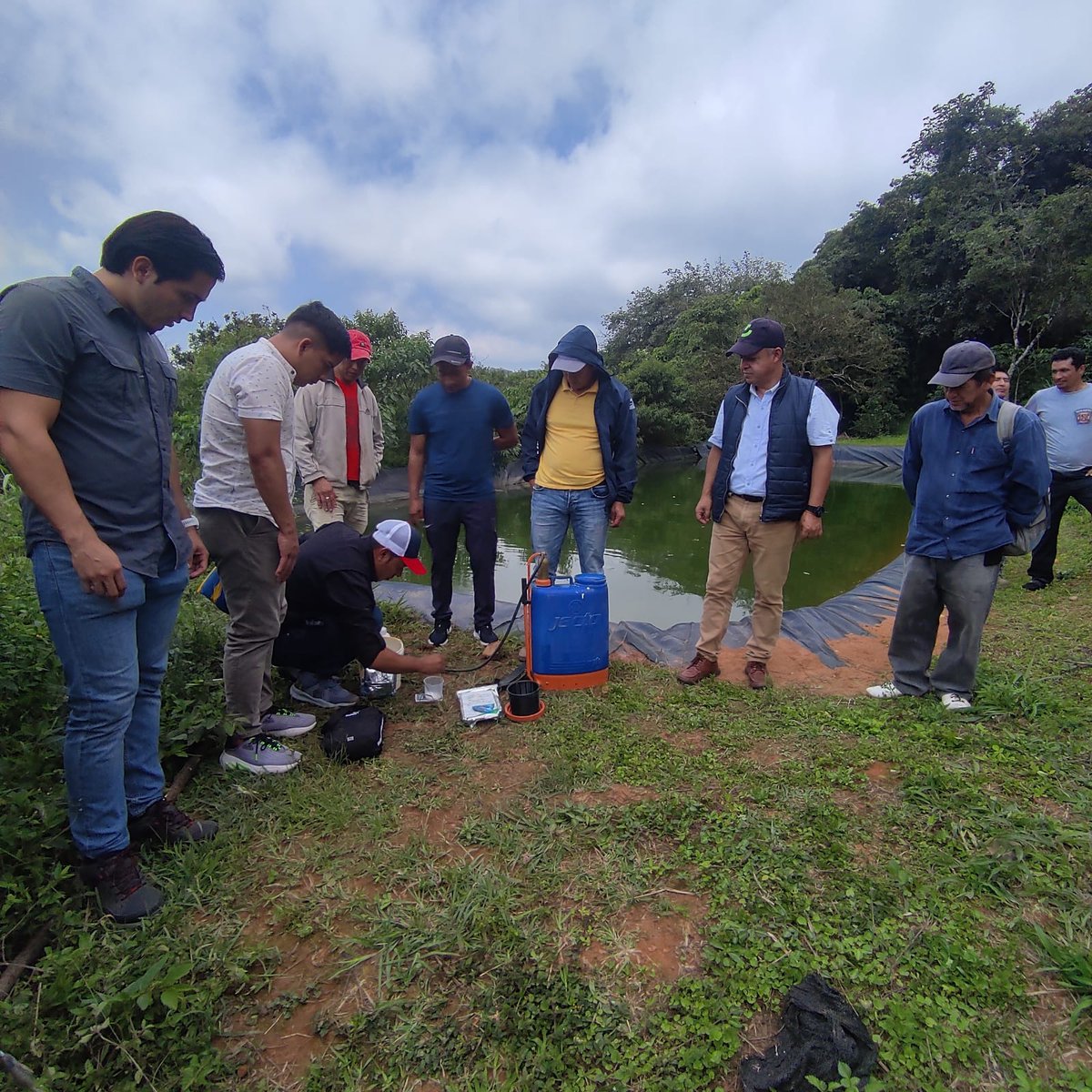 📌#CHAGUARPAMBA En el marco del proyecto de #ECAs, se dictó el taller de capacitación: Momento oportuno de cosecha, métodos de beneficio en función de la densidad aparente, y práctica de aplicación de productos biológicos para control de Broca del #Café (Hypotenemus hampei).🚜