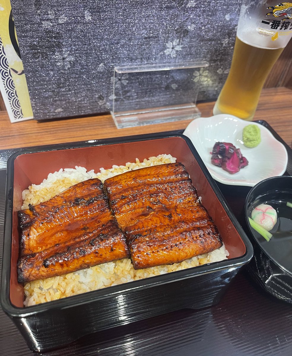 _aska_22's tweet photo. お昼ご飯🍺お寿司と鰻重が1番好き☺️これから洋服買いに行って帰ったら勉強しなきゃ！ https://t.co/prZ3hR1AgD
