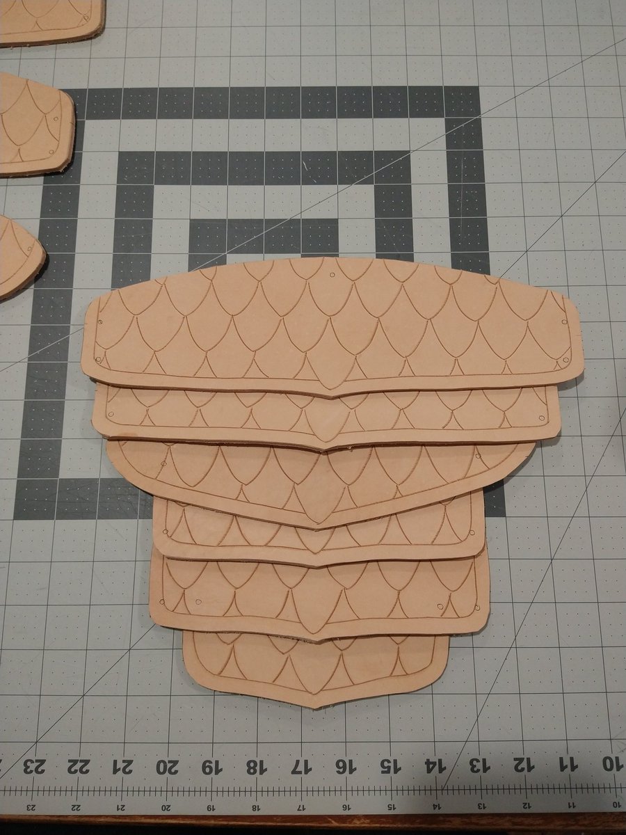 flitephoto's tweet photo. Fun fact: today I have hand-carved over 280 dragonscales for a pair of spaulders!
More fun fact: I've got the rest of this armor set still to decorate https://t.co/DSlciHRH7T