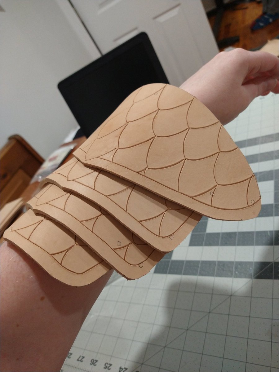 flitephoto's tweet photo. Fun fact: today I have hand-carved over 280 dragonscales for a pair of spaulders!
More fun fact: I've got the rest of this armor set still to decorate https://t.co/DSlciHRH7T