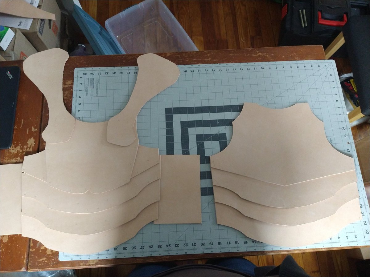 flitephoto's tweet photo. Fun fact: today I have hand-carved over 280 dragonscales for a pair of spaulders!
More fun fact: I've got the rest of this armor set still to decorate https://t.co/DSlciHRH7T