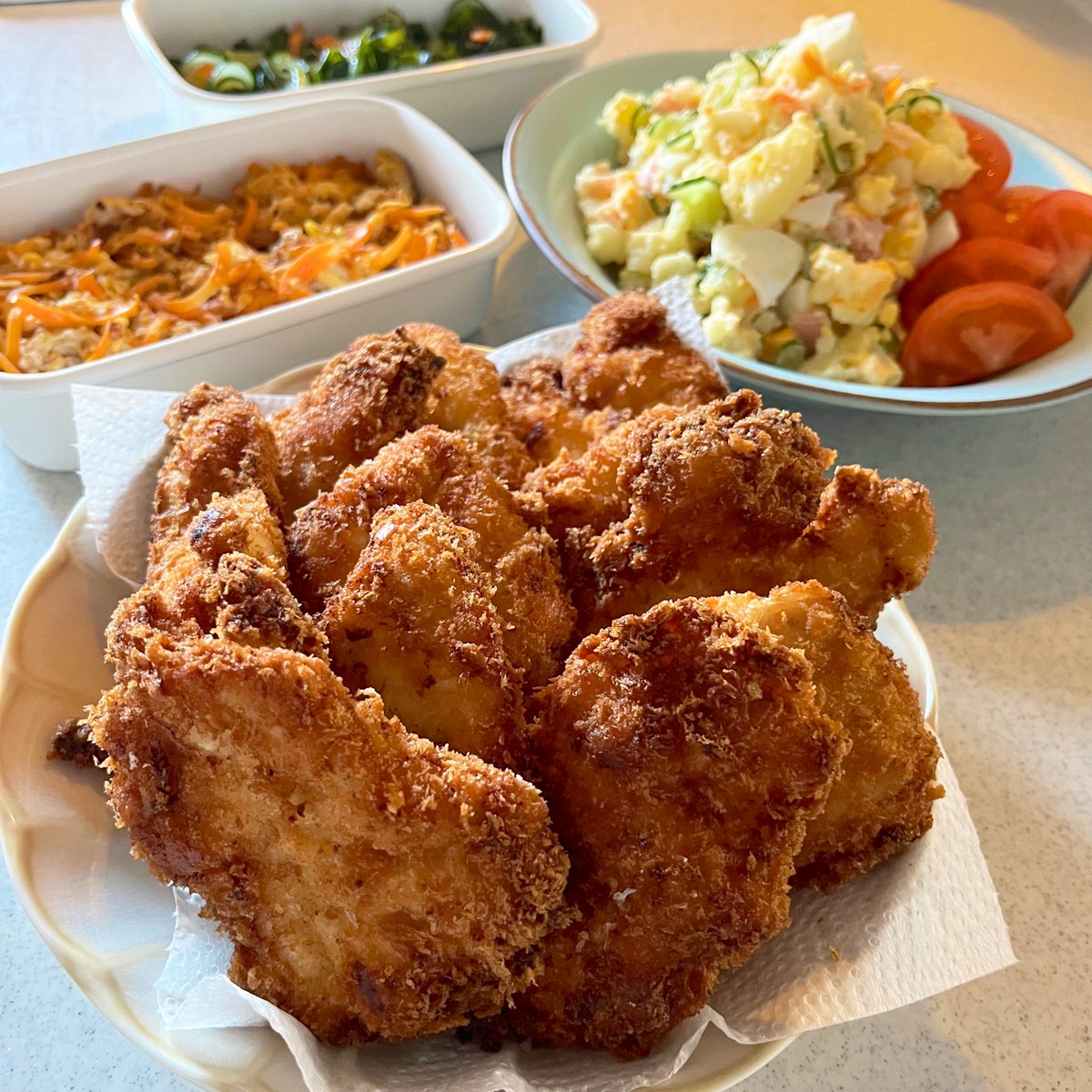 こんにちは
たくさんの方に昨日のポテサラとチキンカツを見ていただきうれしいやらびっくりやら。ありがとうございます日々安くおいしく腹一杯をモットーにごはんを作っています。目新しいものは無いかと思いますがよかったらまたのぞいてみてください。