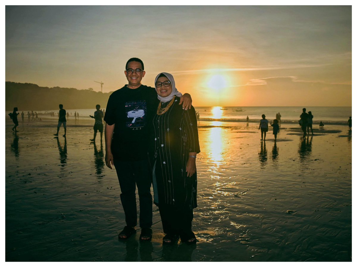 aniesbaswedan's tweet photo. Alhamdulillah, bisa berkegiatan santai dalam formasi lengkap jelang sandikala kemarin. Menikmati jeda bersama sebelum kembali ke kegiatan dan perjuangan masing-masing. Momen kebersamaan ini tak mudah bisa kami dapatkan. Ditambah dengan pemandangan matahari terbenam, menjadikan petang kemarin kenangan yang dikara.

Salam hangat dari kami sekeluarga untuk semua. Bagi yang sedang menempuh perjalanan kembali dari kampung halaman, hati-hati di jalan, semoga sehat dan selamat sampai di tujuan.
