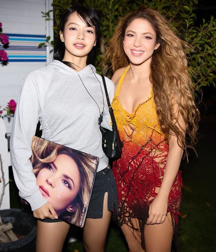 ELAS! Lisa e Shakira no backstage do #Coachella