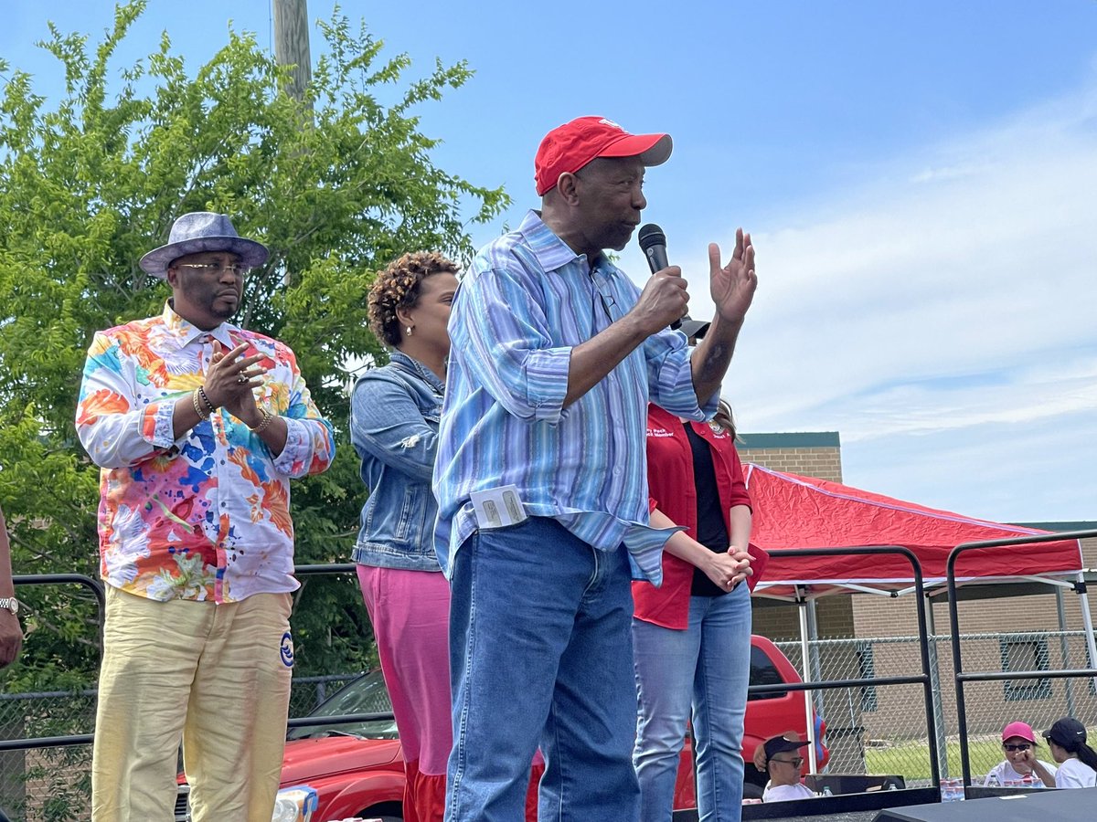 Perfect weather for #FamilyDay in the park hosted by @SylvesterTurner. Team @ATT @attfibertx was out and about engaging with the community. Great to see @JacksonLeeTX18, city council members @TiffanyForAlief @AmyPeck and State Rep @jarvisjohnsontx