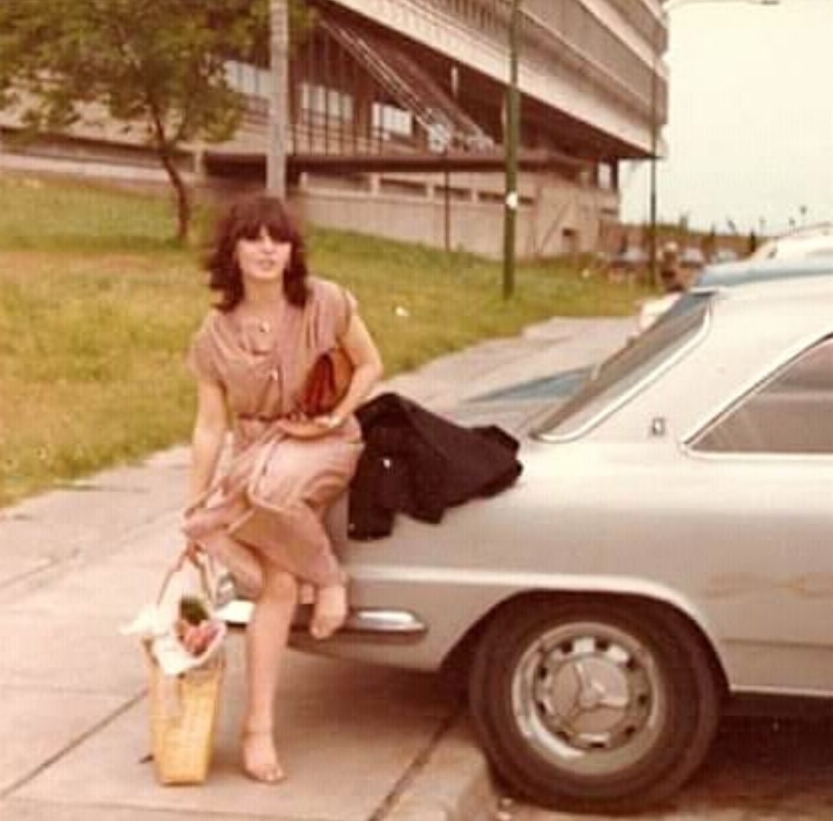 Mi mamá, 1976, empezando arquitectura en FAU (luego FADU). Esta foto me parece hermosa, qué mujer. De chiquita las monjas le dijeron que haga corte y confeccion porque 'no servia'. Les cerró el orto recibiéndose de arquitecta con bruto promedio en la mejor universidad del país.