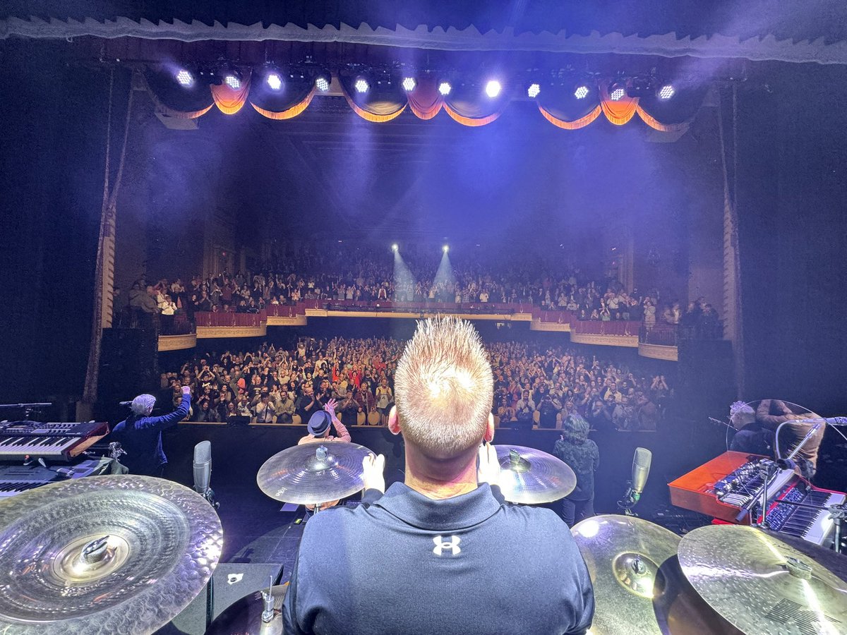 Waukegan, IL - wow, you were a loud audience tonight and the sold out Genesee Theatre! Thank you and goodnight from KANSAS! Ohio - we’ve got two sold out shows next weekend. One in Marietta and one in Newark. Onward!