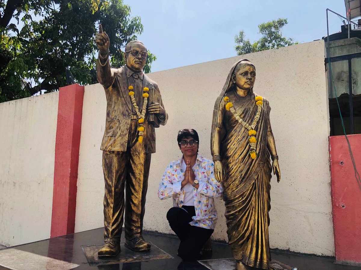 भारत के भाग्य विधाता नारी के मुक्तिदाता,राष्ट्र के संविधान निर्माता,गांधी के जीवनदाता इकीसवीं सदी के भाग्यविधाता
बोद्धिसत्व बाबा साहेब डॉक्टर भीमराव  अंबेडकर  की जयंती पर 
दुनिया के सभी न्याय पसंद लोगो को बधाई और बाबा साहेब को बारम्बार नमन।
#14अप्रैल_राष्ट्रीय_पर्व_घोषित_हो