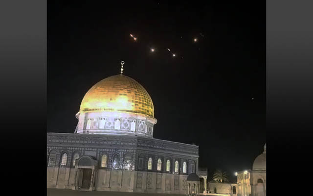 himconect's tweet photo. Iran Launches Drone and Missile Attack on 
Israel🇮🇱 
Iran fired 200 missiles and drones

Fears Iran and Israel's rivalry 'could spark World War III' with Vladimir Putin 'rubbing his hands'

| Iranians | Tel Aviv | Iraq | Yemen
#IranAttack #Iranians #IraniansStandWithIsrael https://t.co/80GZL96Uxa