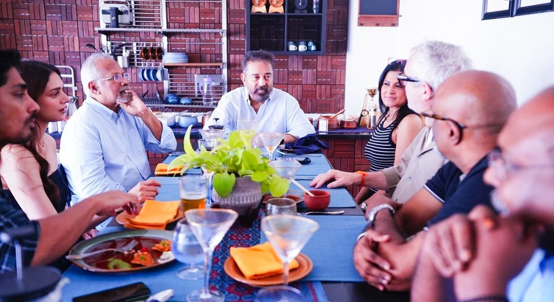 #Ulaganayagan 's lunch meeting with @alfonsocuaron along with his favorites #Siddharth #aditirao #Maniratnam #ARRahman #ravikchandran #amritharam

Just #Ulaganayagan things ❤️