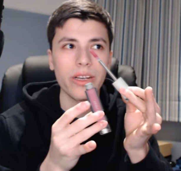 It looked like he was holding lipgloss