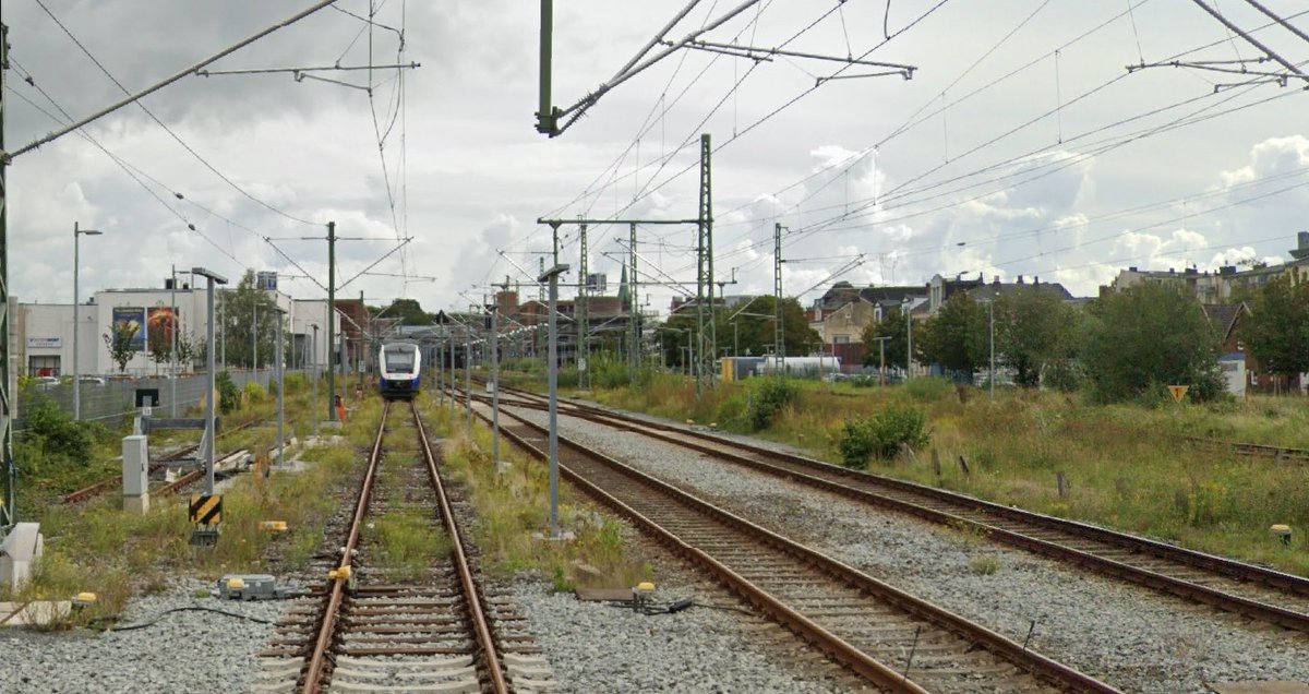 @ProjectEND @wanderingyankee @crzwdjk I have seen just as much bad overgrown ballast on mainline European railways lol

Like Wilhelmshaven Hbf for example: