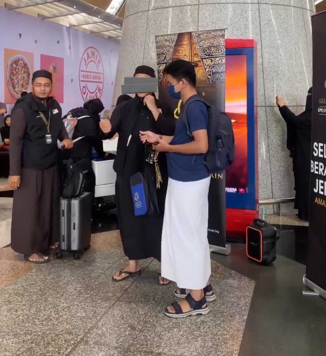 Ya Allah! Suspek ni Mutawif umrah saya masa tahun 2022! Ustaz Hafizul kita panggil dia. Dia dengan isteri Ustazah Farah Cie tu sama2 bawa rombongan umrah kami. Saya simpan lagi gambar suami saya dgn dia masa kat KLIA. Dia yang pakai spek kat tepi tu. Terkejut baca berita ni.