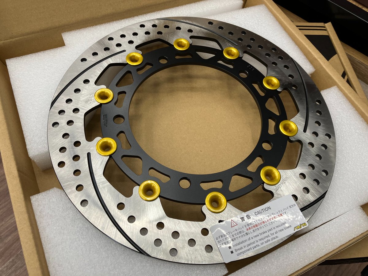 ricoland_kofu's tweet image. 本日も晴天で絶好のツーリング日和ですね😁

そんな中ピザ・・・ではなく
ブレーキディスクが入荷しました‼️
性能もドレスアップ目的にもオススメ😉

#ライコランド #SUNSTAR #サンスター #ブレーキディスク #ブレーキローター #Z900RS #カスタム