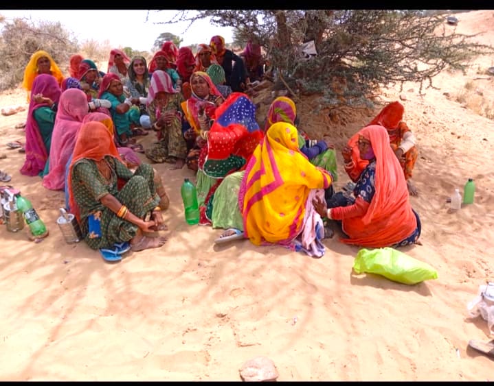 #MGNREGA workers under the scant shade of Angreji Babul tree at a worksite in district #Jodhpur, yesterday 

In a followup meeting, members of our team were able to get & distribute 25 #eShram and 5 #AyushmanCards to women workers they have been supporting

#Ramesh #VikasRawat