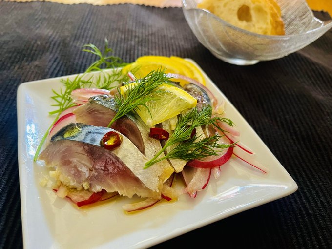 いいさ…
あんたが「それ」を愛と呼ぶなら
俺は「オリーブオイルをかけたりした〆鯖」を「マリネ」と呼ぶ 