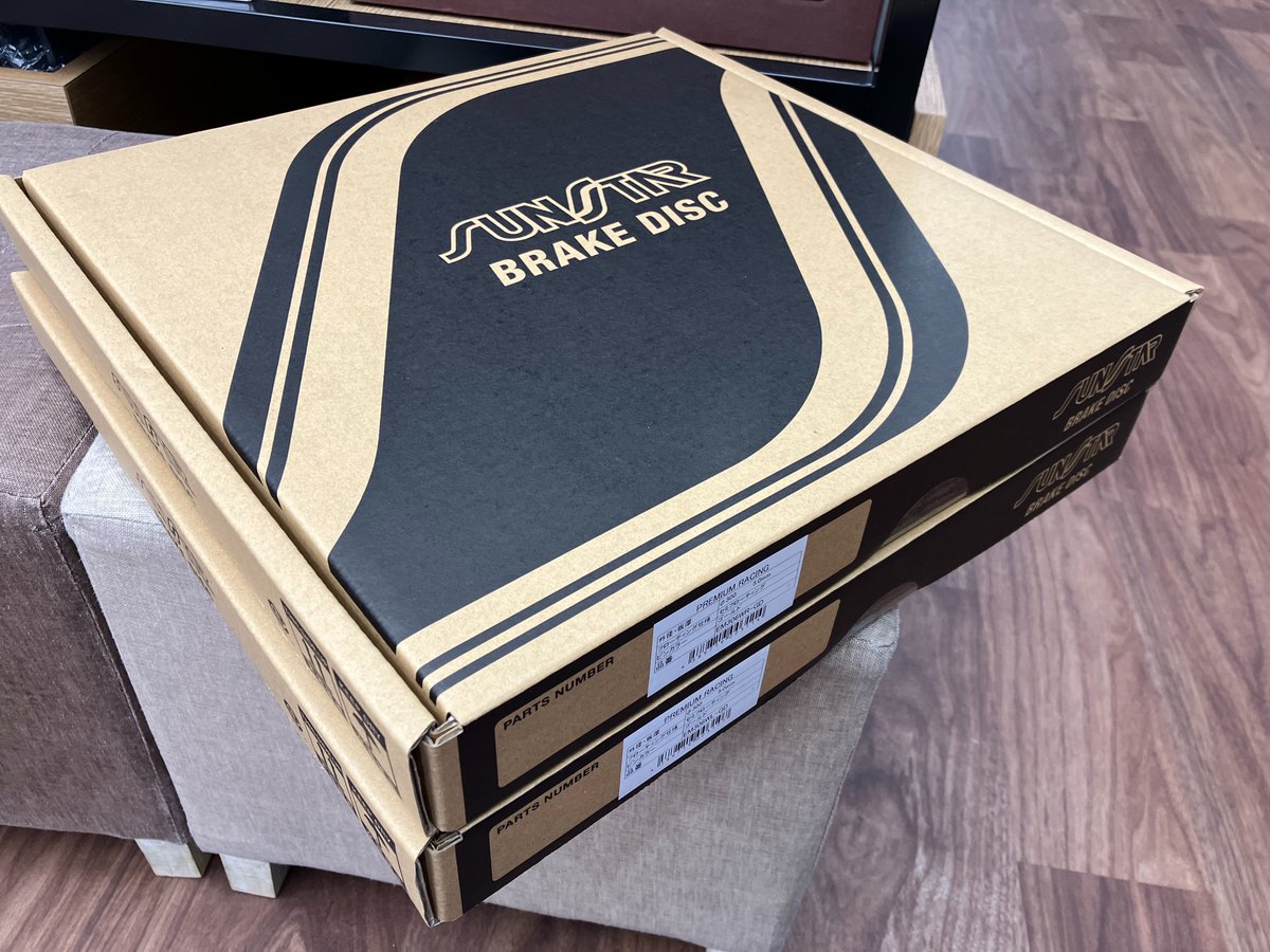 ricoland_kofu's tweet image. 本日も晴天で絶好のツーリング日和ですね😁

そんな中ピザ・・・ではなく
ブレーキディスクが入荷しました‼️
性能もドレスアップ目的にもオススメ😉

#ライコランド #SUNSTAR #サンスター #ブレーキディスク #ブレーキローター #Z900RS #カスタム