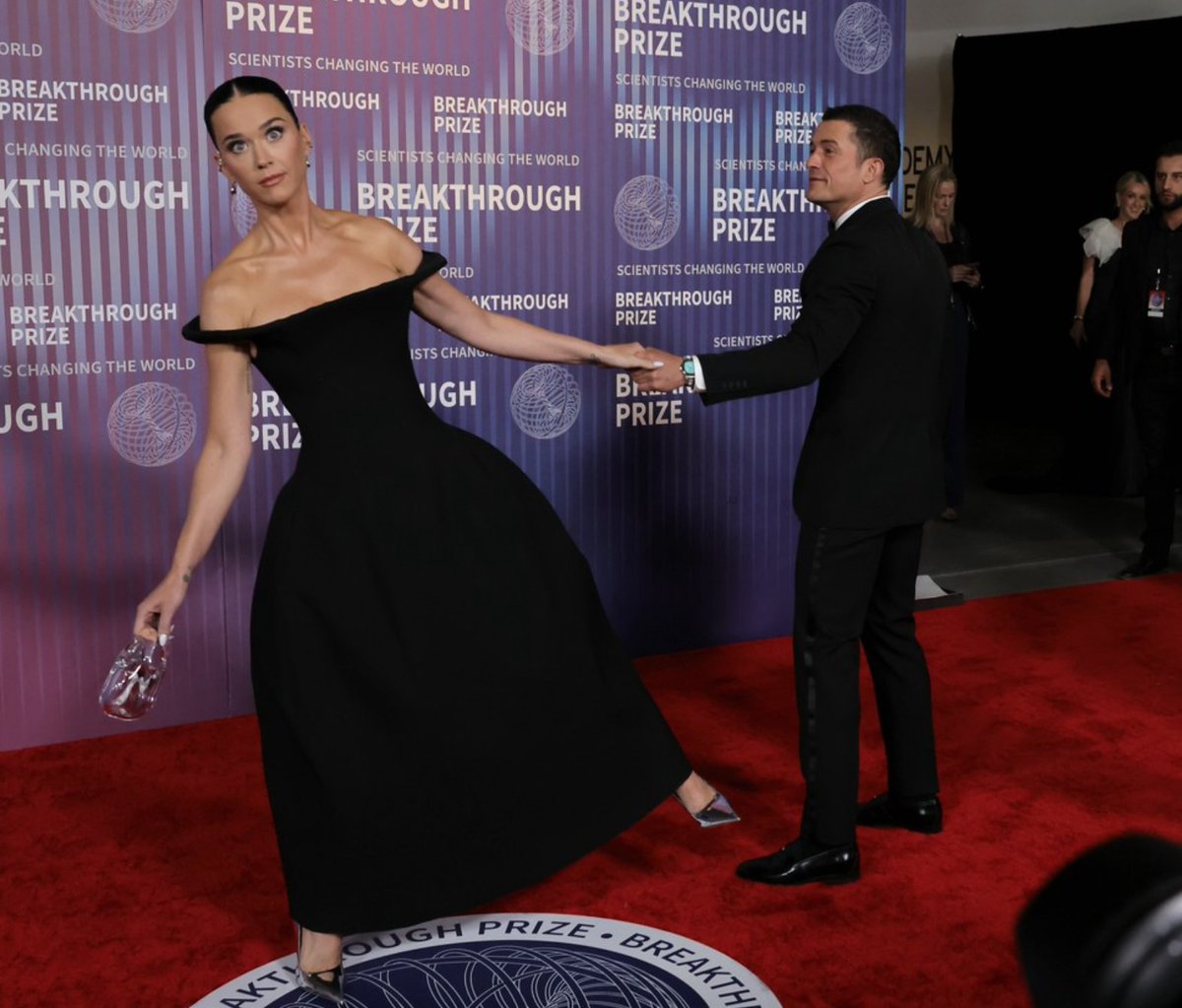 📸 | Un amour renversant ❤️ !

Katy Perry et Orlando Bloom sur le tapis rouge de la cérémonie des #BreakthroughPrize à Los Angeles.