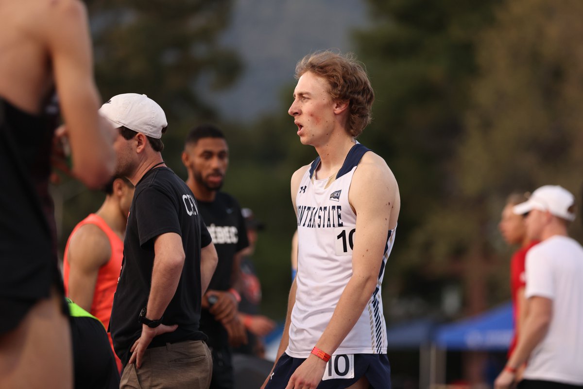 In the same heat, Rob McManus crosses the line in 3:42.56, the 6⃣th-fastest time in school history! 🤝🤝
