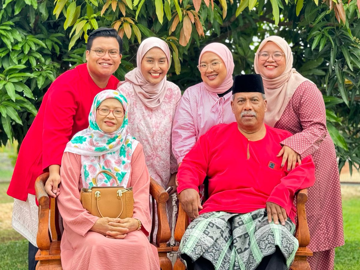 hakimabdhalim's tweet photo. Raya 1 - 4  ♥️

sampai raya ke berapa nak amik
gambar? sampai semua anak cucu mama ayah balik rumah masing-masing 🤭 https://t.co/dP9Ds9XCNV