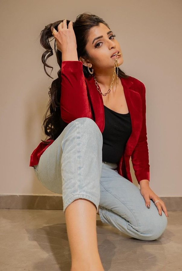 GLGMgzyWYAAhs03?format=jpg&name=900x900