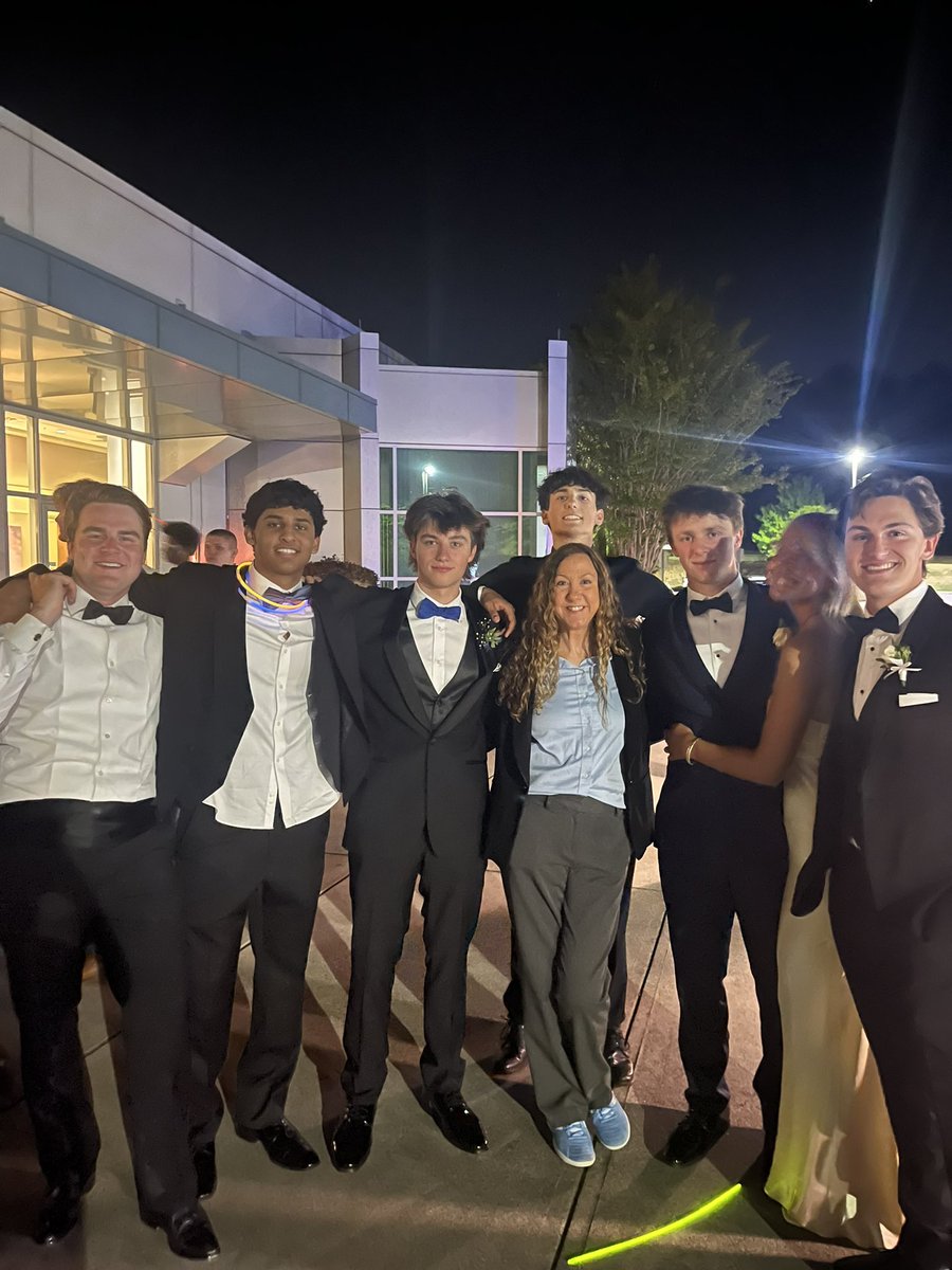 What an AMAZING night with these FABULOUS @CambridgeHS1 students! I am so lucky to serve these young people. Everyone had a wonderful time. Thank you to Ms. Sheara and Student Council for a fantastic Prom 24! #GoodbyeGownsandGatsby #NextupGraduation 🐻💙🪩 @FultonZone7
